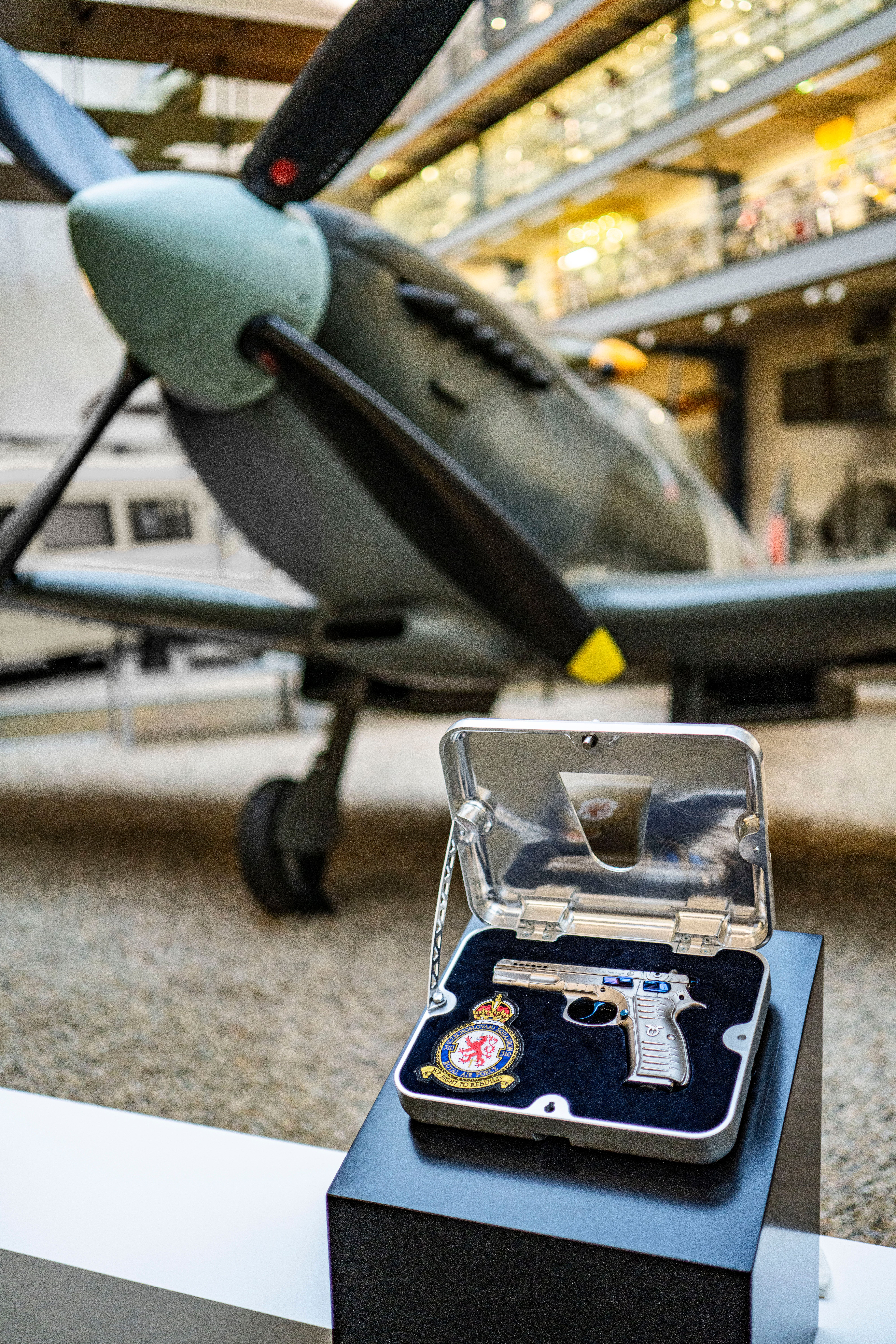 CZ_75_RAF_aukce_2_Spitfire.JPG