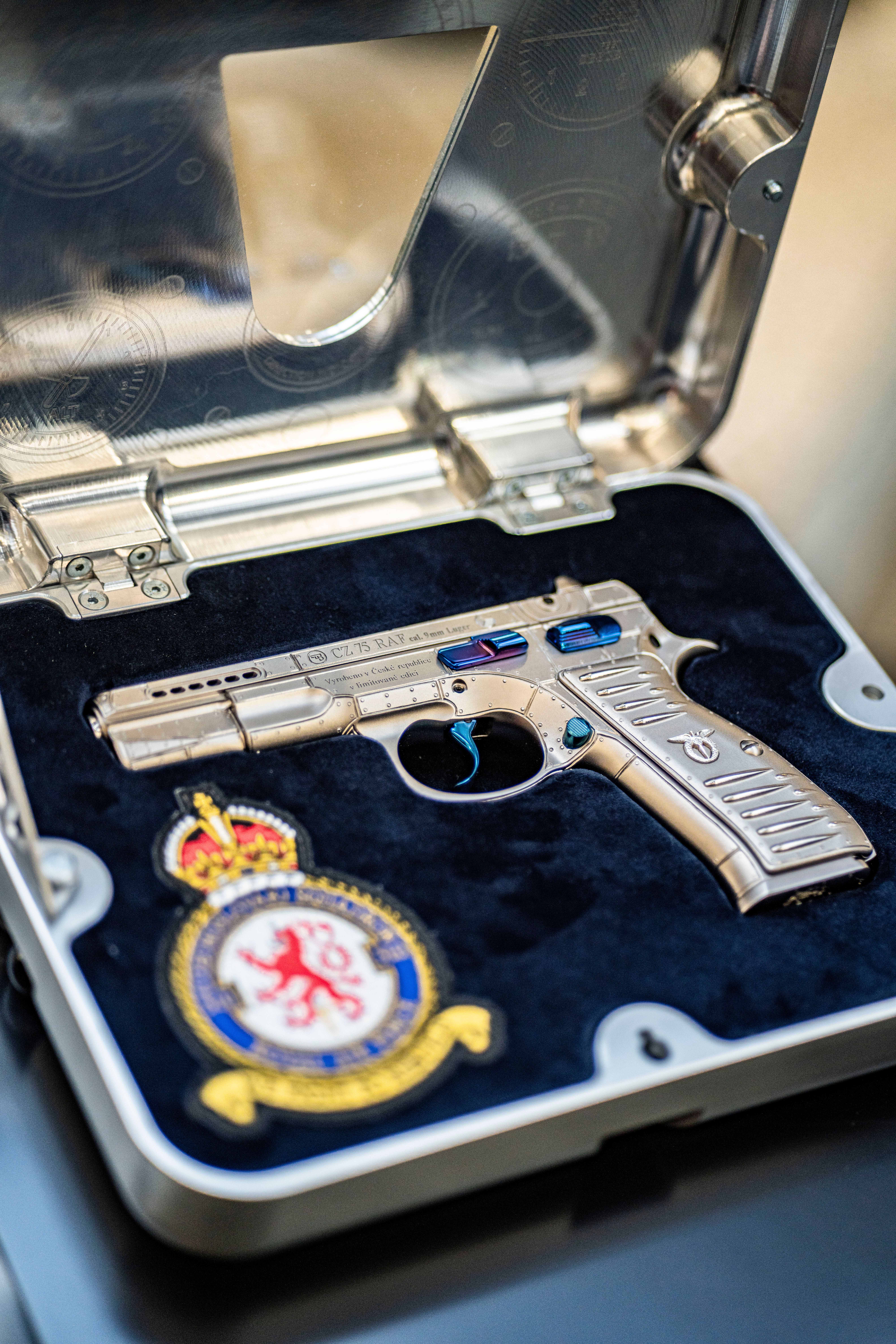 CZ 75 RAF_baleni.JPG